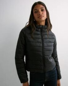 Only Musta – Onltahia Lw Quilted Jacket Otw Noos