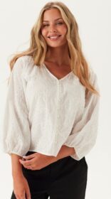 ONLY Onlzion 3/4 V-NECK EMB TOP WVN