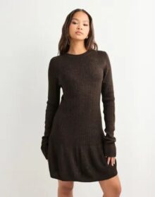Only Ruskea – Onltessie Ls Rib Flared Dress at Kn