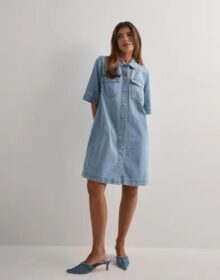 Only Sininen – Onlbelle S/S Button Dress Dnm Gua N