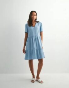 Only Sininen – Onltiri-Caro S/S V-Neck Lin Dress C