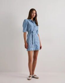 Only Sininen – Onlvibbe Ss Belt Dnm Dress Akm