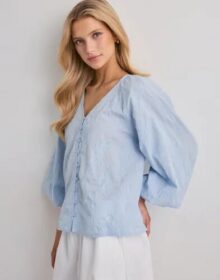 Only Sininen – Onlzion 3/4 V-Neck Emb Top Wvn