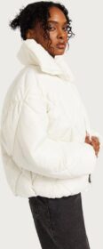 Only Tikkitakit – Cloud Dancer – Onltamara Short Quilted Jacket Cc O – Takit