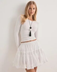 Only Valkoinen – Onlcampiri Short Frill Skort Wvn