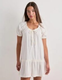 Only Valkoinen – Onlgoa Ss Linen Short Dress Cc Pnt