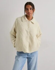 Only Valkoinen – Onlkelly Teddy Quilted Jacket Otw