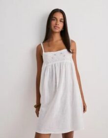 Only Valkoinen – Onlvalea S/L Short Lace Dress Wvn E