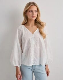 Only Valkoinen – Onlzion 3/4 V-Neck Emb Top Wvn