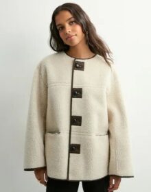 Pieces Beige – Pcjulie Reversible Teddy Brushed Ja