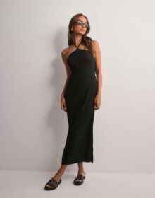 Pieces Musta – Pcalicia Sl Long Halter Neck Dress