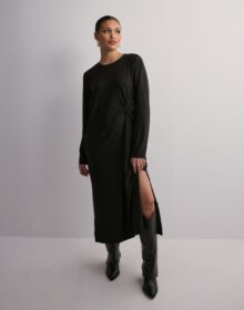 Pieces Musta – Pcjysalinda Ls Long Dress D2D Pb