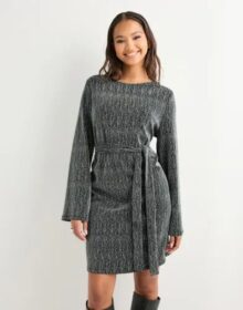Pieces Musta – Pcmaeve Ls Rev. Dress Jrs