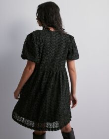 Pieces Musta – Pcnolia Ss Dress D2D