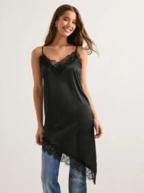 Pieces Musta – Pcnomi Strap Satin Lace Dress Wvn D