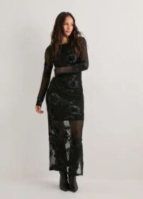 Pieces Musta – Pcoffia Ls O-Neck Ankle Dress Jrs D