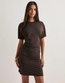 Pieces Ruskea – Pcalli Ss Short Dress Jrs D2D