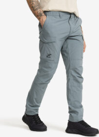 RevolutionRace Ulkoiluhousut, Vaellushousut & Retkeilyhousut – Sininen – Adventure Cargo Stretch Pants Miehet Stormy Weather, Koko:L