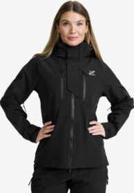 RevolutionRace > Takit > Sade- Ja Kuoritakit – Musta – Aries Pro 3L Shell Jacket Naiset Black, Koko:S