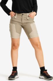 RevolutionRace > Housut > Shortsit – Beige – RVRC GP Shorts Naiset Aluminium/Brindle, Koko:S