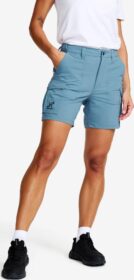 RevolutionRace > Housut > Shortsit – Sininen – Adventure Cargo Stretch Shorts Naiset Captain’s Blue/Peyote, Koko:M