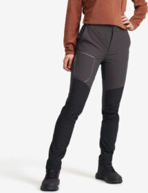 RevolutionRace > Housut > Softshell-housut – Musta – Surmount Hiking Stretch Pants Naiset Black/Obsidian, Koko:XS