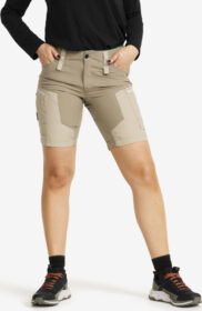 RevolutionRace > Housut > Shortsit – Beige – RVRC GP Shorts Naiset Aluminium/Brindle, Koko:S