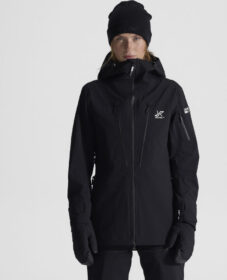 RevolutionRace > Takit > Sade- Ja Kuoritakit – Musta – Ultra 3L Shell Jacket Naiset Black, Koko:M