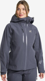 RevolutionRace > Takit > Sade- Ja Kuoritakit – Sininen – Cyclone 3L Shell Jacket Naiset India Ink, Koko:M
