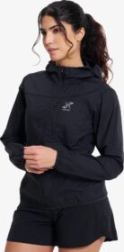 RevolutionRace > Takit > Tuulitakit – Musta – Speed Hooded Windbreaker Naiset Black, Koko:XS