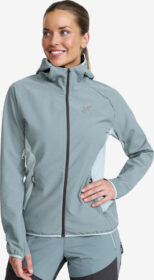 RevolutionRace > Takit > Tuulitakit – Sininen – Distance Pro Wind Jacket Naiset Arona/Goblin Blue, Koko:XS