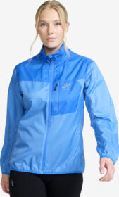 RevolutionRace > Takit > Tuulitakit – Sininen – Unit Light Windbreaker Naiset Azure Blue/French Blue, Koko:M