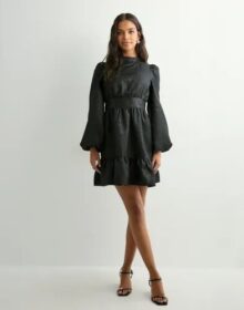 Vero Moda Musta – Vmsulle New Ls Short Dress Wvn Exp