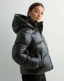 Vero Moda Musta – Vmuppsashiny Short Jacket