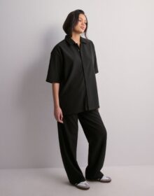 Woodbird Musta – WBBanks Plisse Shirt